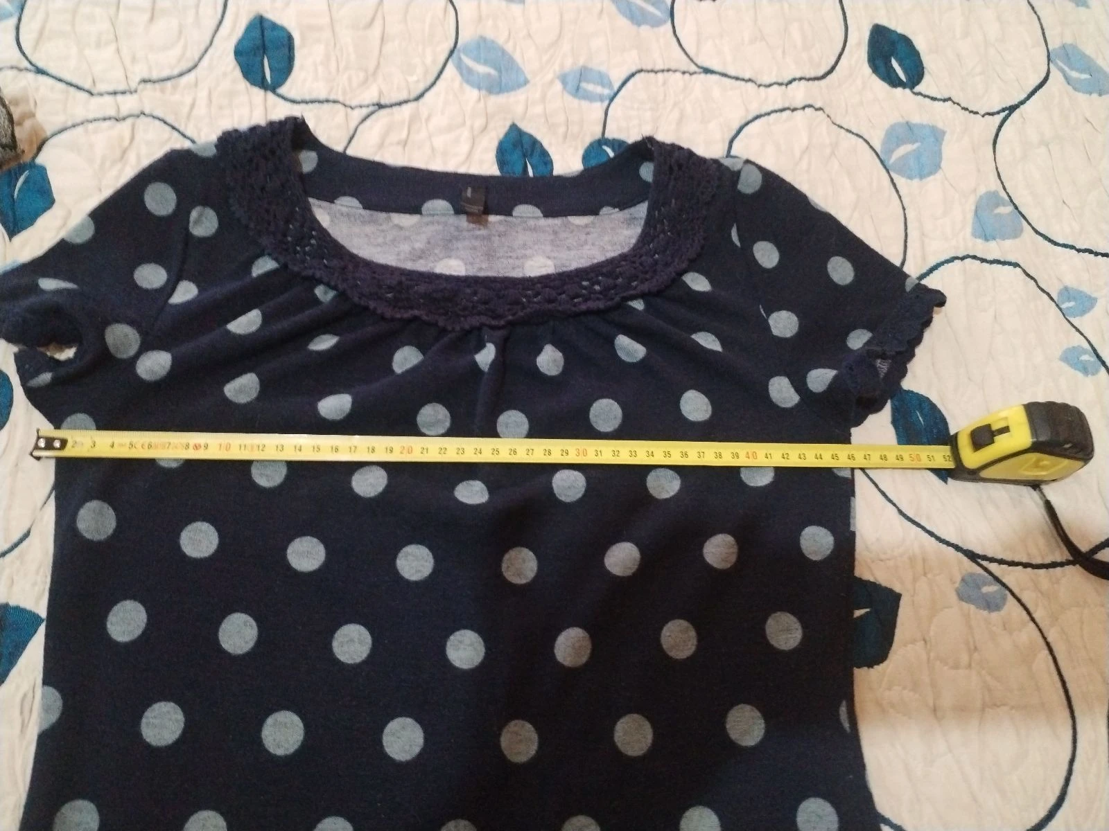 Zomerjurk met twee kleuren marineblauw en grijs met stippen en bloemen – photo 9